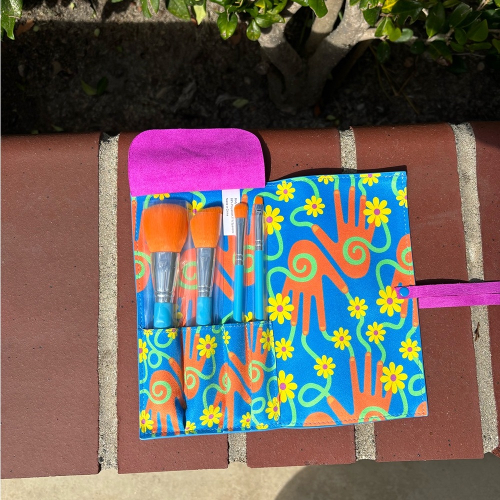 Yinka Ilori makeup brushes set of 4 plus case - Picture 2 of 3